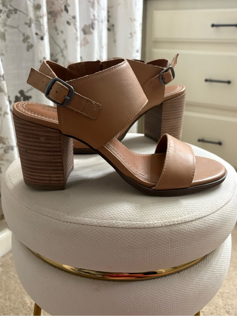 Women’s Tan Block Heel Lucky Brand Sandals - Classic Strappy Style NWOT size 8